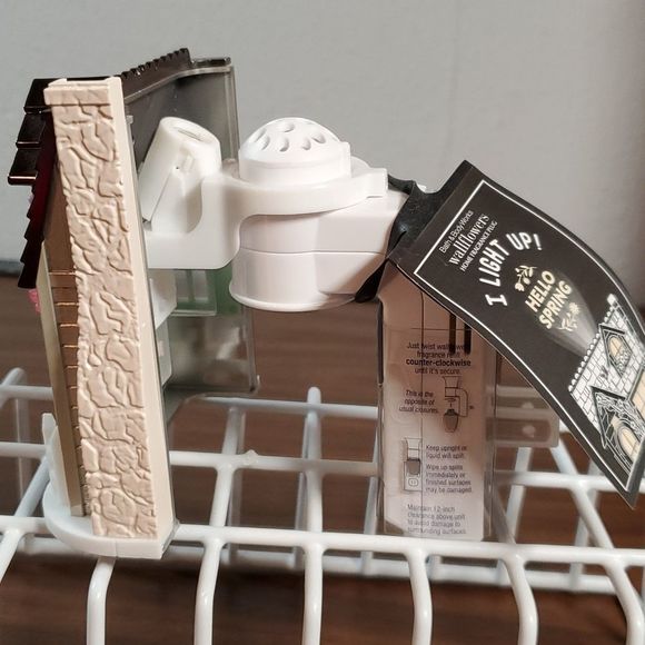 Bath & Body Works Wallflowers Hello Spring Projector LightUp Home Fragrance Plug - Picture 2 of 8